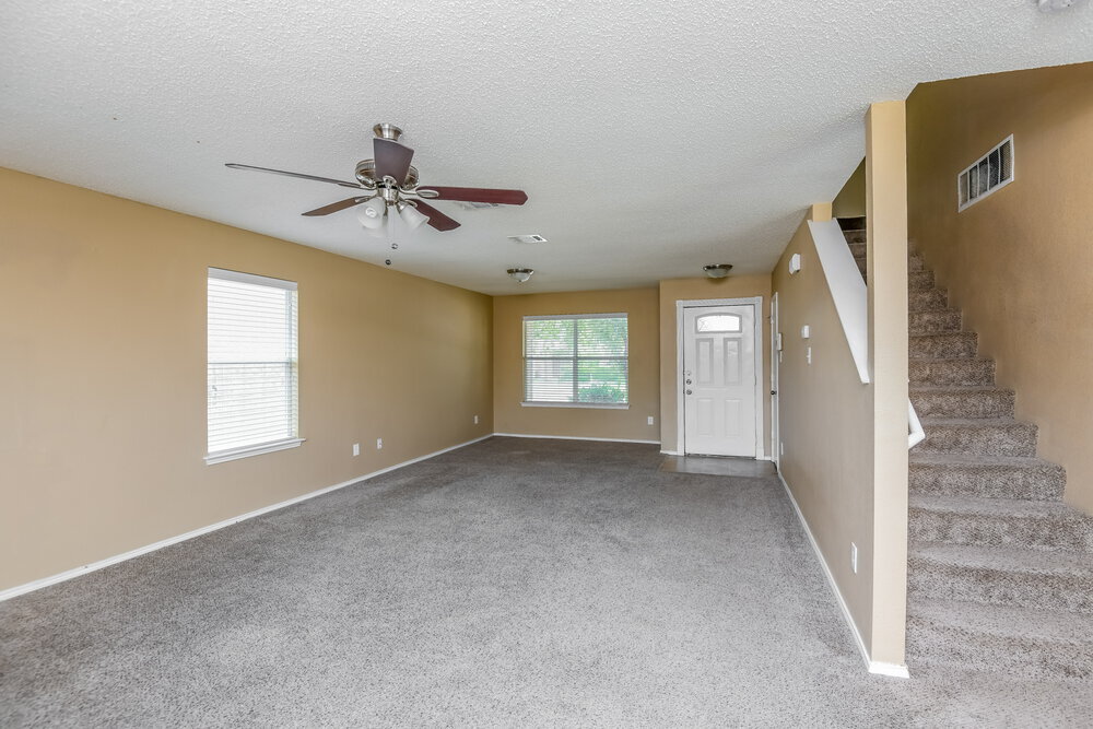 Building Photo - 949 Canary Dr