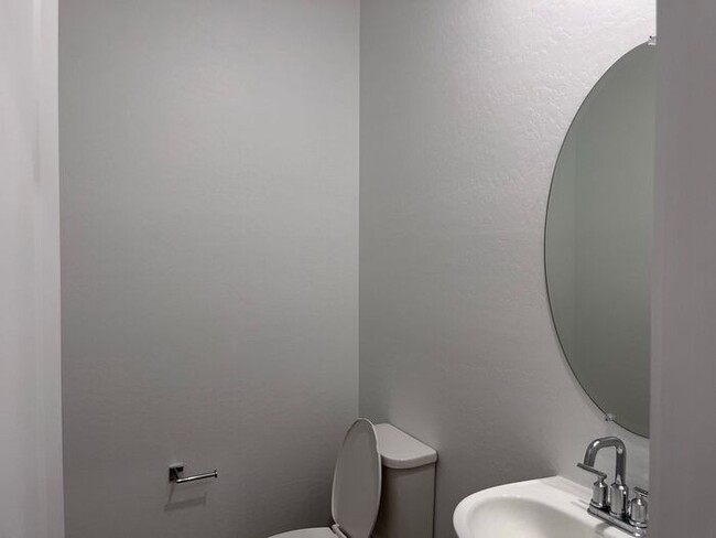 Building Photo - TOWN HOME WITH COMMUNITY POOL , GATED COMMUNITY in GILBERT!