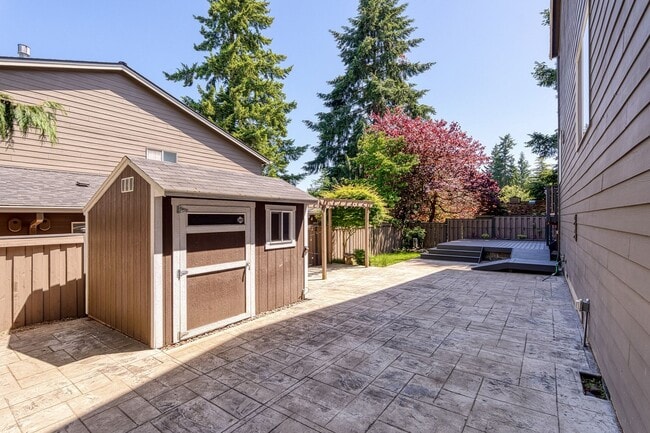 Building Photo - Elegant, Well-Loved, 5 bedroom, 3 bathroom...