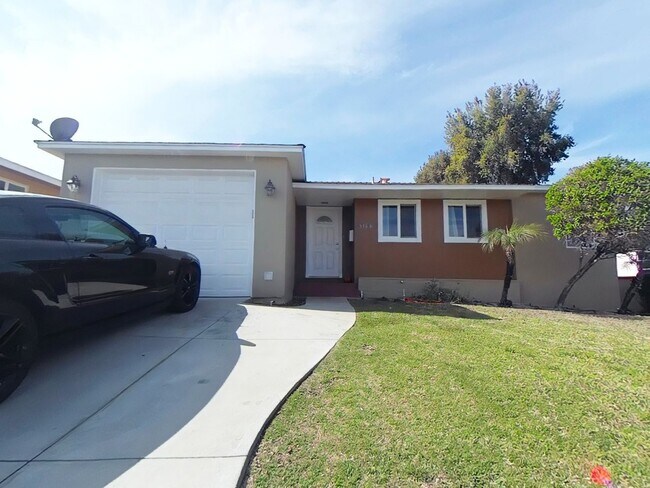 Building Photo - BEAUTIFUL WOOD FLOORS IN THIS- 5 BED 2 BATHROOM- GREAT DEAL!