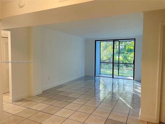 Building Photo - 9440 Fontainebleau Blvd