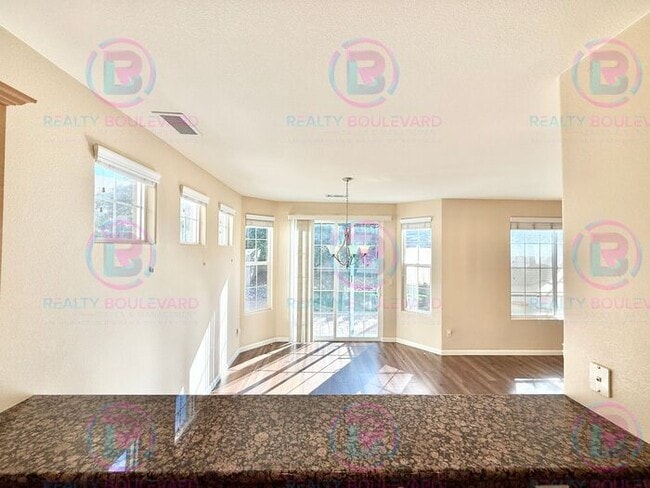 Building Photo - Beautiful townhome in South Meadows! 3-bed...