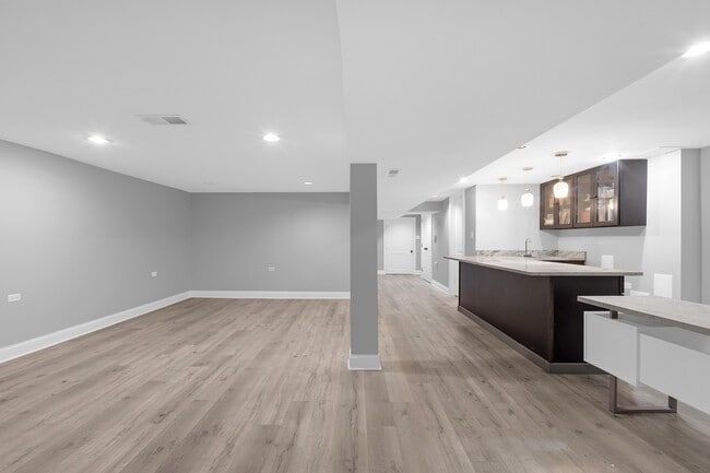 Building Photo - 534 Lawler Ave