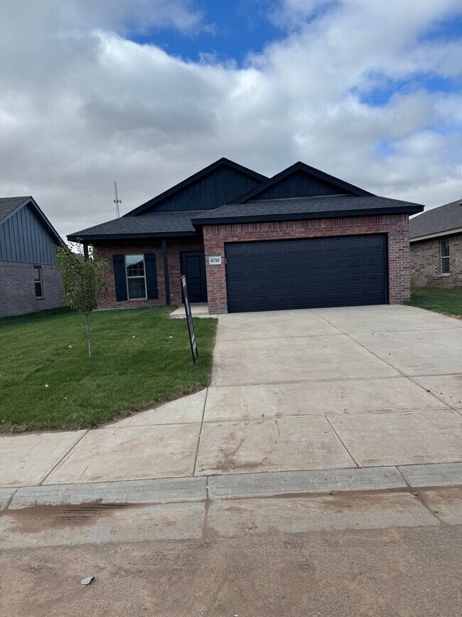 Building Photo - Located in the Glendale area! "Be there 1s...