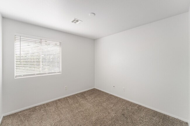 Building Photo - You're going to love this 4 bedroom 2.5 bath! Looks and Feels Brand New!