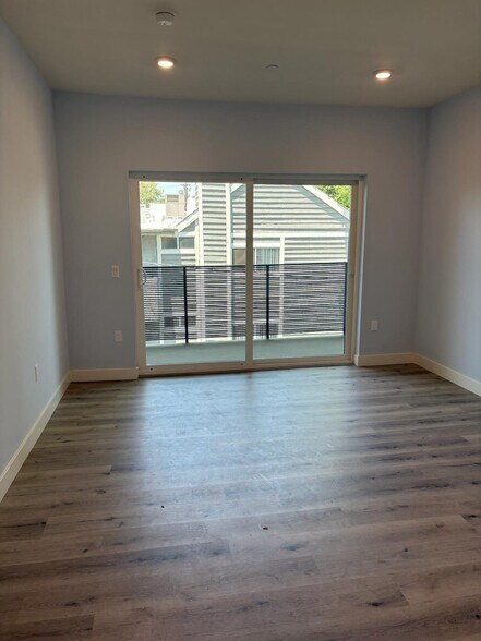 Building Photo - 10739 Kling St
