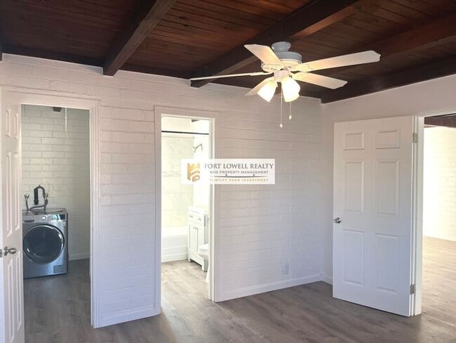 Building Photo - 1 bed 1 bath/washer/dryer/carport/Private Yard