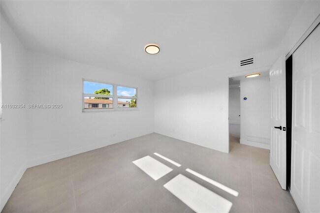 Building Photo - 5195 NE 18th Ave