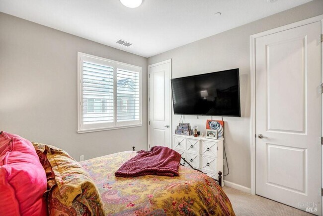 Building Photo - 327 Pear Tree Ln