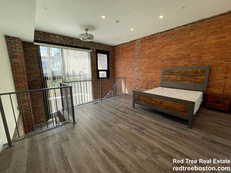 Building Photo - 1028a Commonwealth Ave