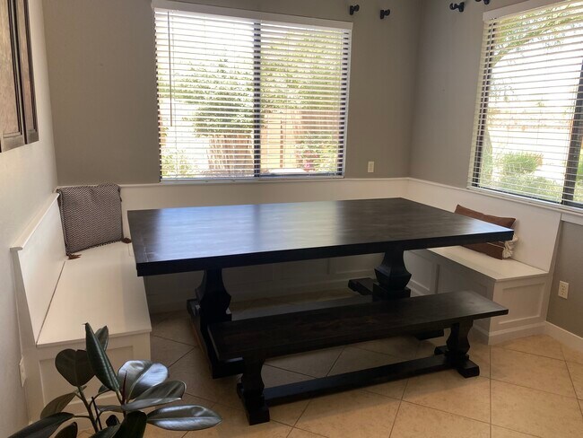 Dining room w/storage banquette - 4241 N Pebble Creek Pky