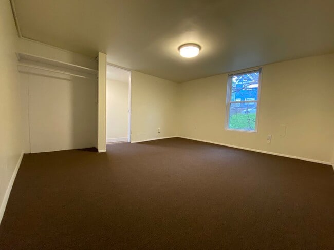 Building Photo - 4 Bedroom + Office Home in Allentown!