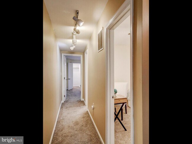 Building Photo - 915 Baylis St
