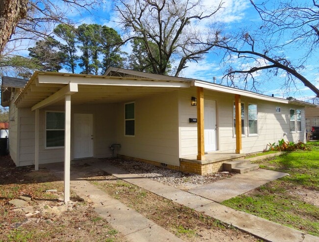 Building Photo - Newly Remodeled 4BR/1BA in Forest Hills Neighborhood