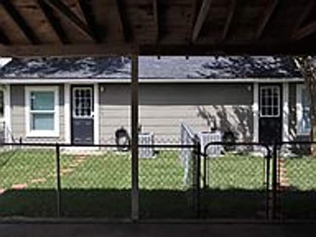 Building Photo - August Move In! Updated 1 bed/1 bath in Br...