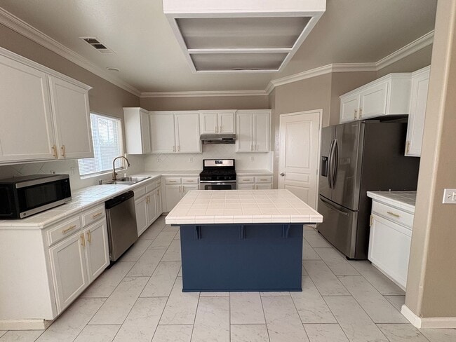 Building Photo - Lovely 5 Bedroom Home