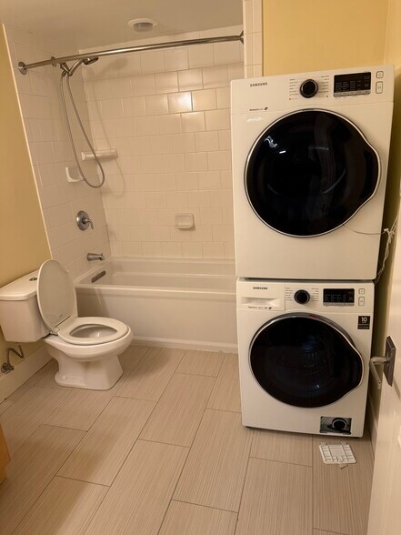 Bath w/W-D - 2332 NE 120th St