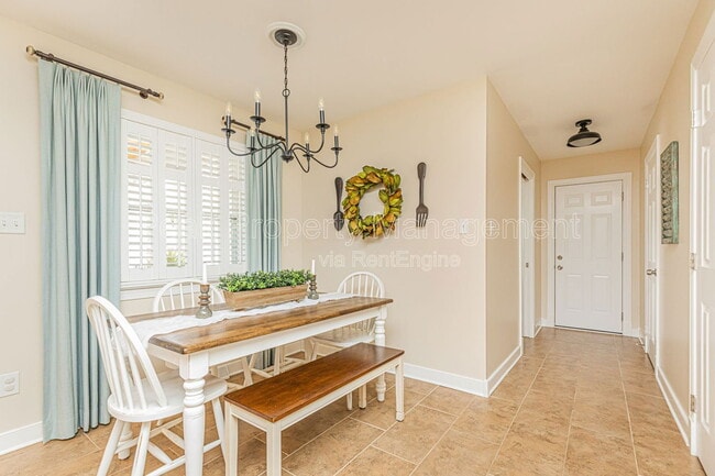 Building Photo - 9133 Robin Ridge Dr