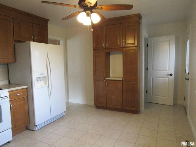 Building Photo - 233 Manor Dr