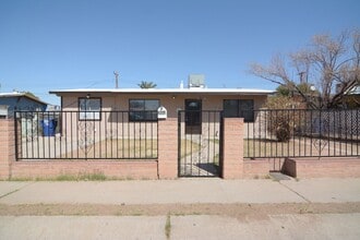Building Photo - Updated 3 Bedroom 1 Bath Home! Central Tucson Location!