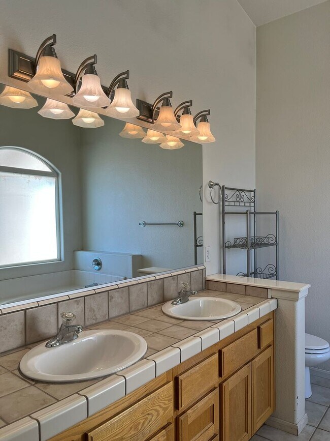 Building Photo - 3 bedroom, 2 bathroom in Apple Valley!