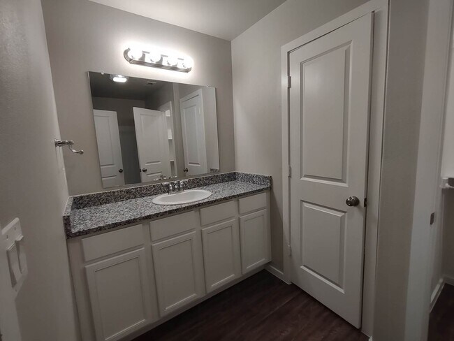 Building Photo - 2121 N Jayton Ave