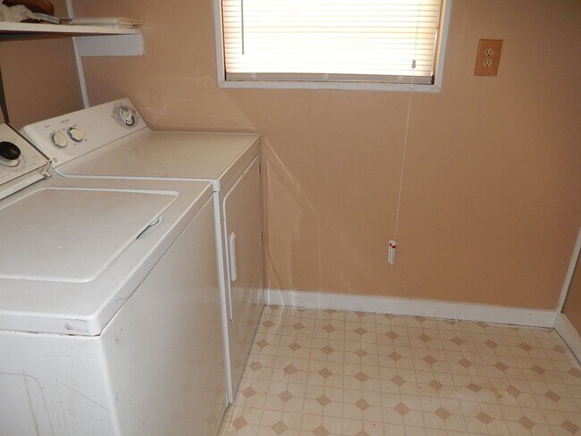 Building Photo - QUAINT Quincy 3/1 w/ Wood Floors, Sunroom, W/D, Large Yard, & New AC! $1100/month Avail May 6th!