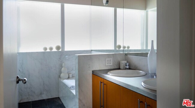 Building Photo - 15146 Mulholland Dr