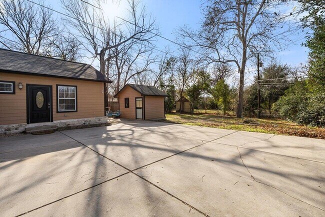 Building Photo - 1501 Broadmoor Dr