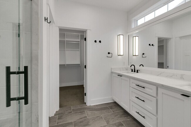 Building Photo - Awesome 4BE/2.5BA in the heart of Sango in Hereford Farm Subdivision!