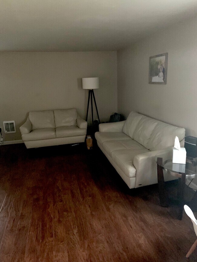 Building Photo - 9049 River Rd