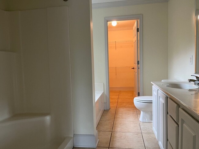 Building Photo - Townhouse Walking Distance to the Beach