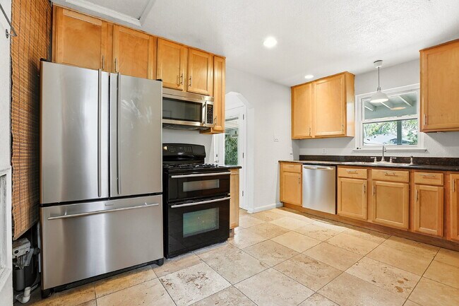 Building Photo - $2,145.95 with $600 off the first month's rent, 2 Beds - 1 Bath, Single Family Home in Denver wit...