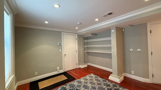 Building Photo - Updated 4BR/2BA Single Family Home in Cove...