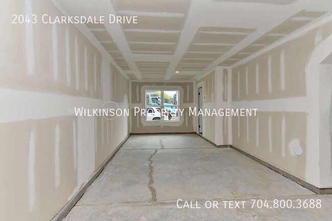 Building Photo - 2043 Clarksdale Dr