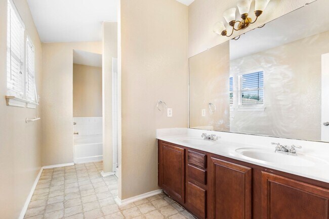 Building Photo - Stylish & Spacious 4-Bedroom Home