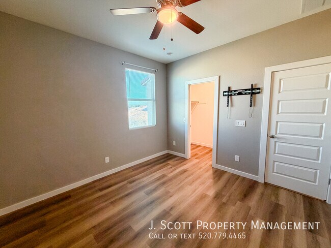 Building Photo - 1270 Carlsbad Dr