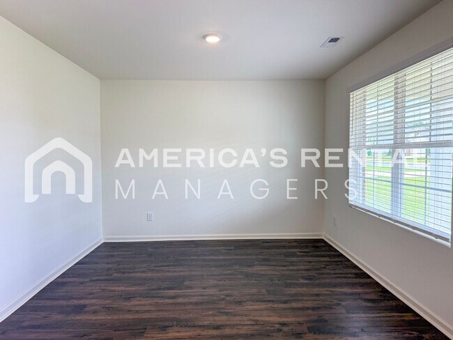 Building Photo - Move-in Special! Beautiful 5 Bed, 2 Bath h...