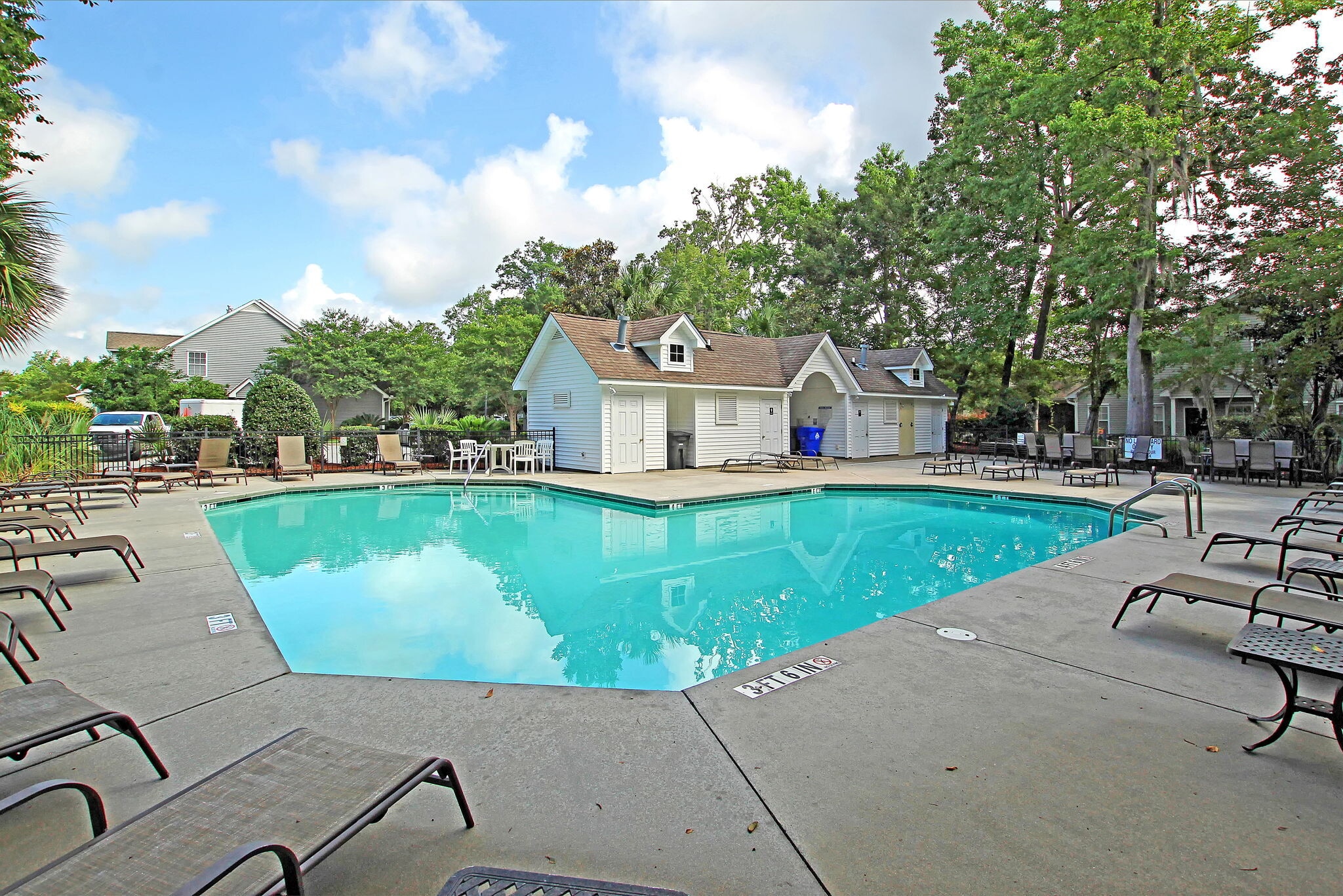 Building Photo - 229 Larissa Dr