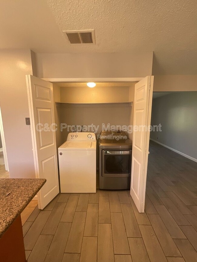 Building Photo - 292 Grecia Ct