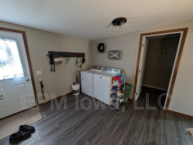 Building Photo - 608 8th Ave SW