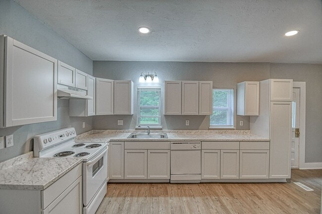 Building Photo - Newly Remodeled Campus Property!