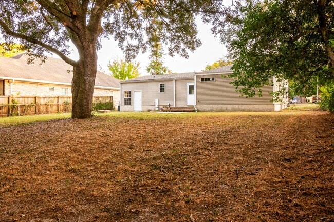 Building Photo - 3/2 Near Eglin AFB
