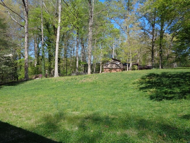 Building Photo - House for Rent-Country Club Area