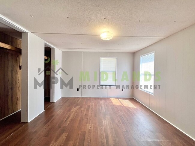 Building Photo - 2413 S Lake Dr