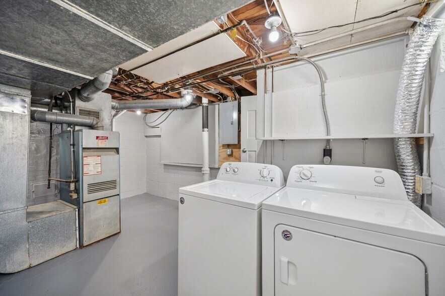 Building Photo - 253 E 250th St