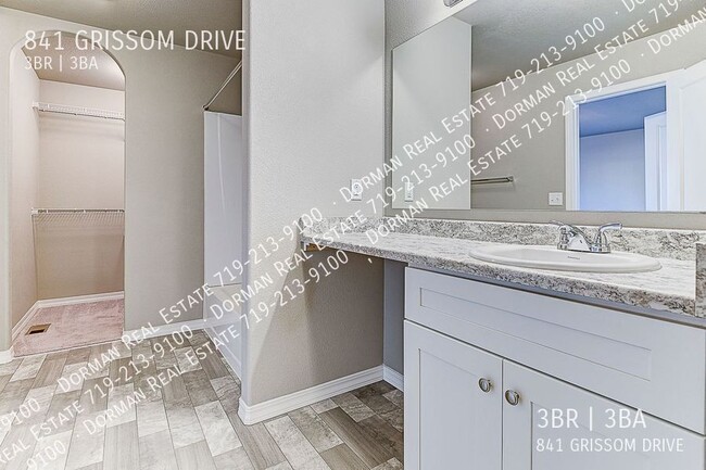 Building Photo - $500 OFF the first month of rent! Single F...