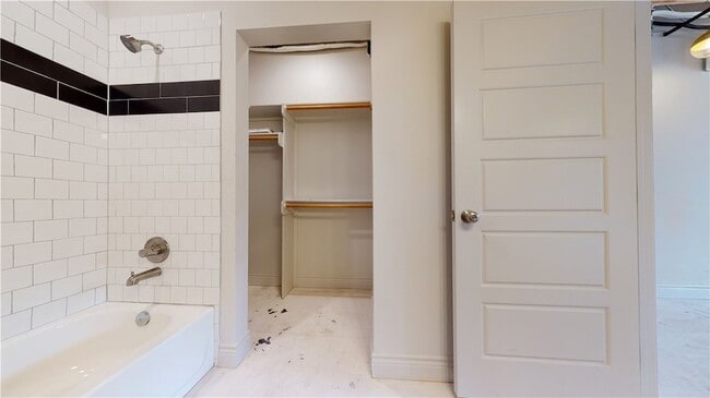 Building Photo - 305 W 27th St