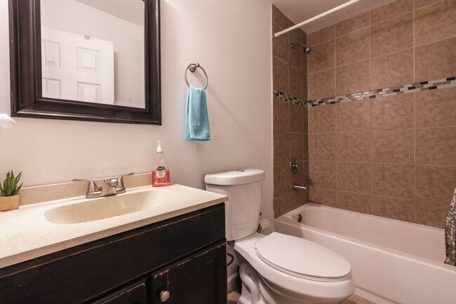 Building Photo - 408 N 41st St