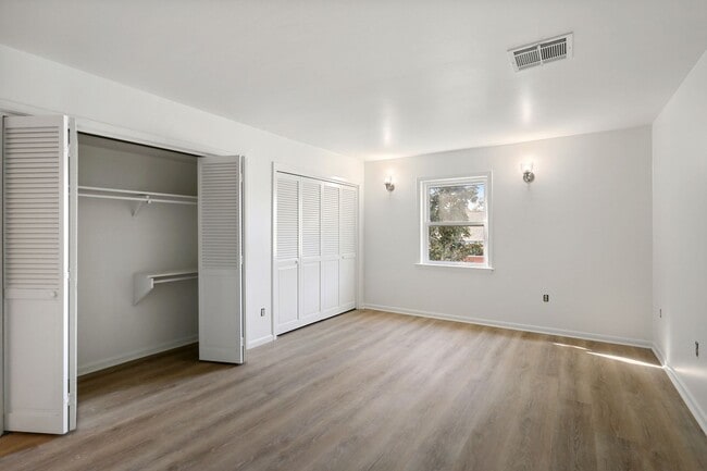 Building Photo - Newly Renovated 3BD/2BA Penthouse, 1/2 Blo...